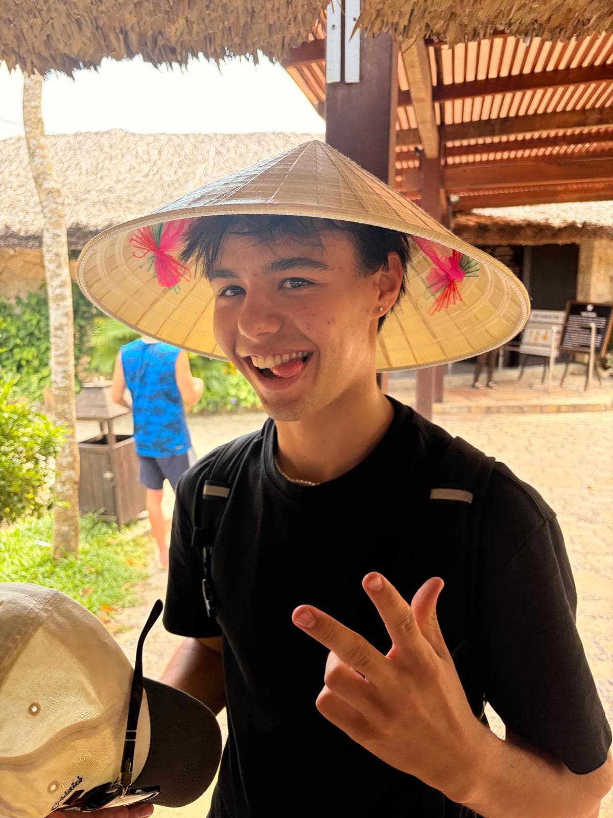 Leo mit asiatischem Strohhut