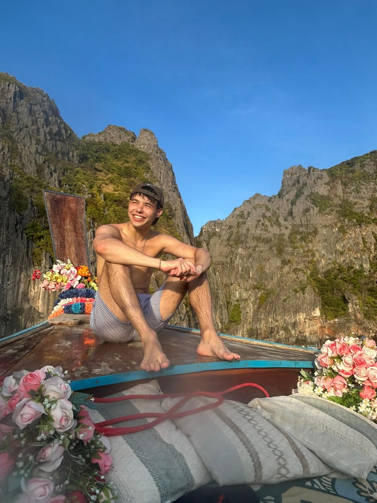 Leo auf einem Longtail-Boot in Thailand