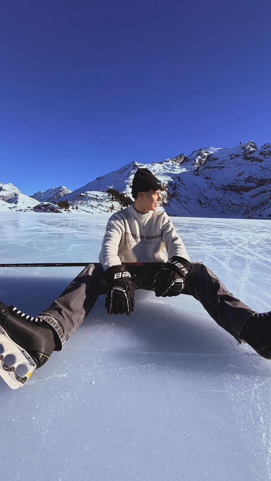 Leo beim Eishockey vor Schweizer Bergen
